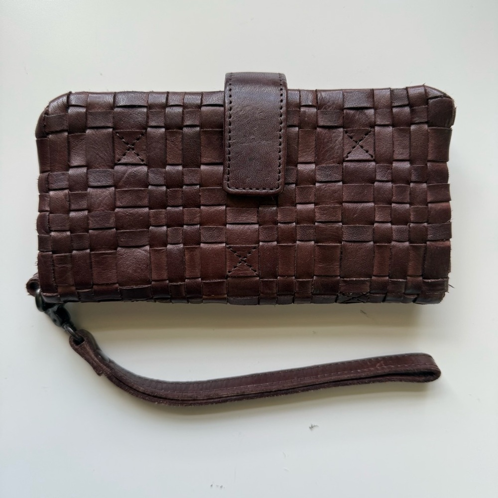 Vilenca Holland Brown Woven Leather Wristlet